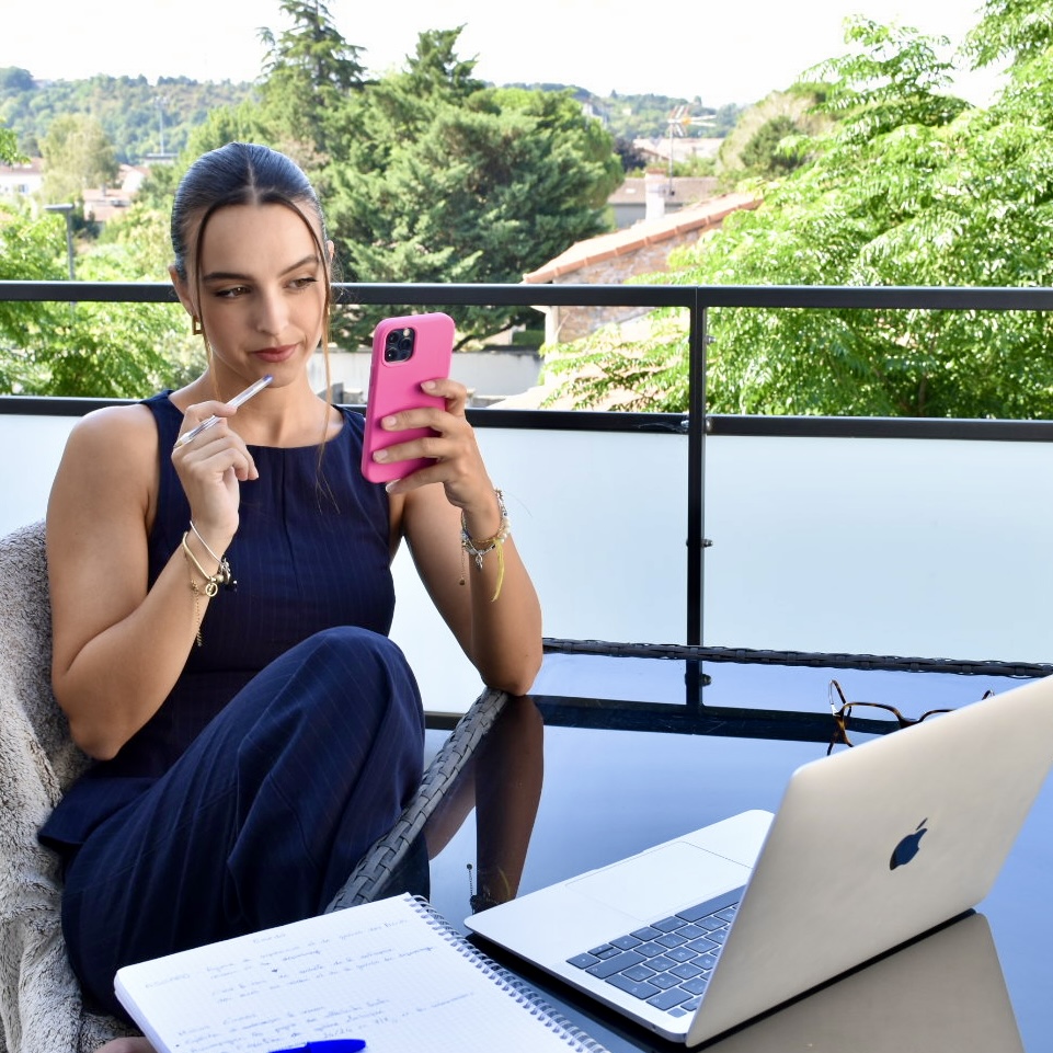 Célia Communication avec son téléphone